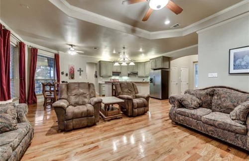 Runaway Bay Casa | ¡RETIRO DE LAKEFRONT SECLUDADO CON EL BARCO Y LOS PATIOS GRANDES!