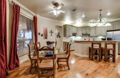 Runaway Bay Casa | ¡RETIRO DE LAKEFRONT SECLUDADO CON EL BARCO Y LOS PATIOS GRANDES!