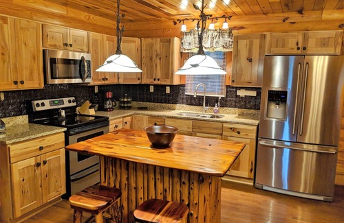 Louisa Cabina | Alquiler privado y aislado Yatesville Lake Cabin, Lakeview, Wifi, Kayaks, Arcade!