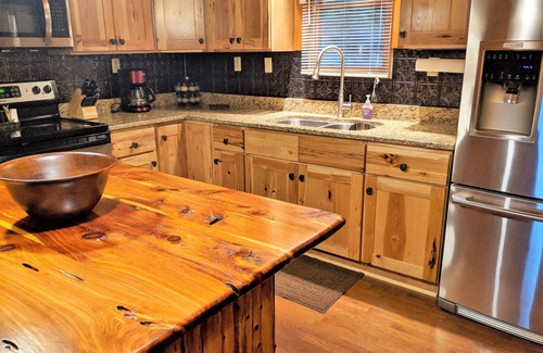 Louisa Cabina | Alquiler privado y aislado Yatesville Lake Cabin, Lakeview, Wifi, Kayaks, Arcade!
