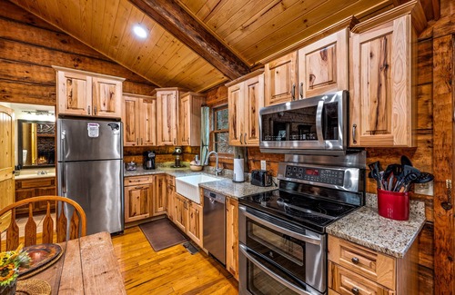 Townsend Cabina | Private, Serene Mountain Cabin Near the Park with Pool and Fitness Access