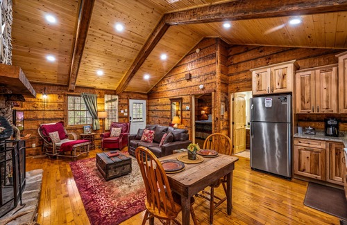 Townsend Cabina | Private, Serene Mountain Cabin Near the Park with Pool and Fitness Access