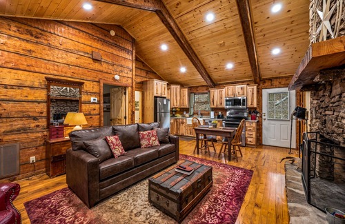 Townsend Cabina | Private, Serene Mountain Cabin Near the Park with Pool and Fitness Access