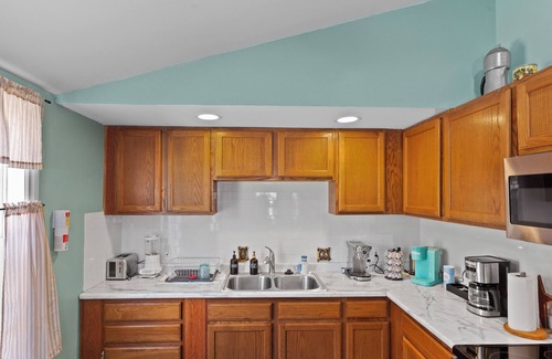 Latonia Casa | Private setting between flowing creeks, minutes from Cincinnati attractions.