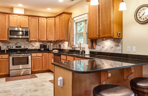 Horse Shoe Cabina | Private Setting w/Blue Ridge Mtn. Views - No Stairs - 2 King Beds - Ecusta Trail
