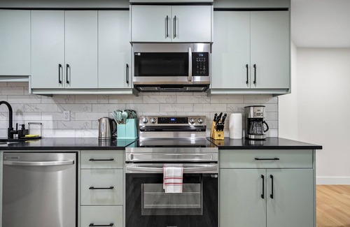 Symons Valley Casa | Private Sherwood Suite by Park