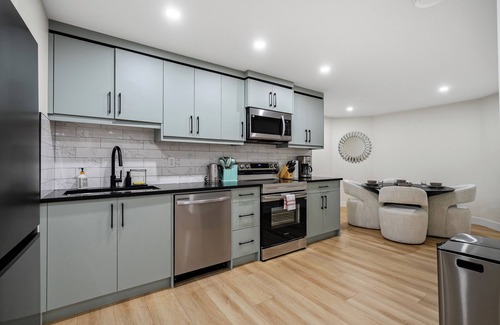 Symons Valley Casa | Private Sherwood Suite by Park