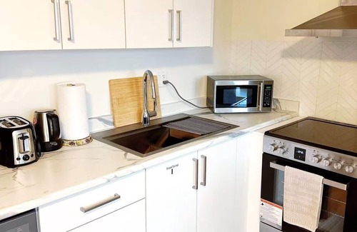 Burke Mountain Casa | Private south-facing suite with a full bathroom and fully equipped kitchen.