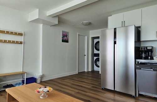 Burke Mountain Casa | Private south-facing suite with a full bathroom and fully equipped kitchen.