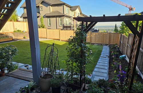 Burke Mountain Casa | Private south-facing suite with a full bathroom and fully equipped kitchen.
