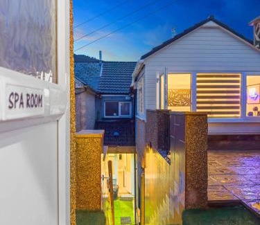 West Ham Apartamento | Private Spa Apartment In Maerdy Hot Tub & Sauna