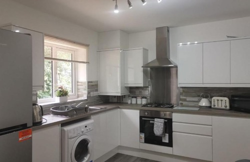 Peterborough Apartamento | Private Spacious 2 Bedroom, 2 Bathroom & 2 Parking by Srk Accommodation