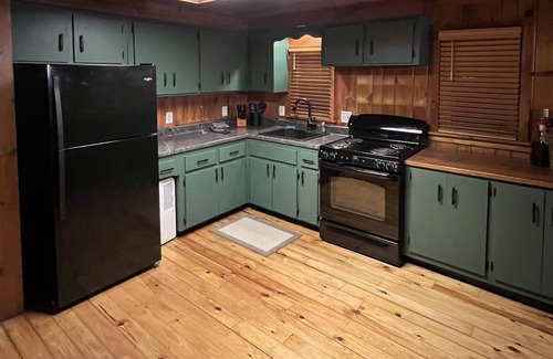 Lake Luzerne Cabina | Private Spacious cabin in the woods