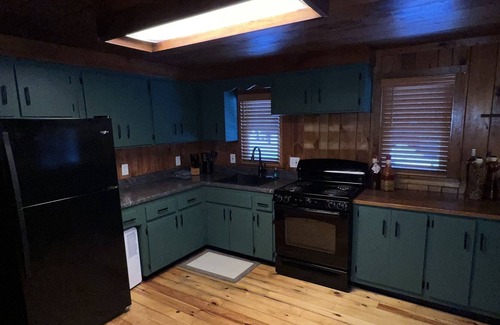 Lake Luzerne Cabina | Private Spacious cabin in the woods