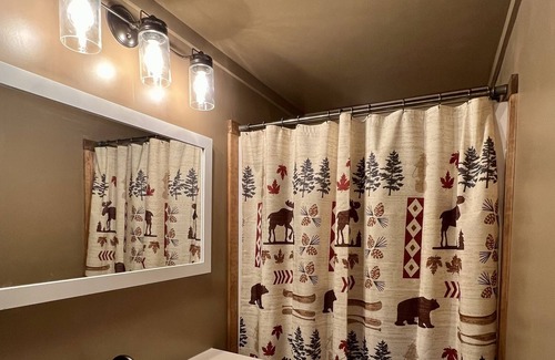 Lake Luzerne Cabina | Private Spacious cabin in the woods