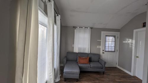 Holbrook Apartamento | Private, Spacious & Comfy 1 bedroom Entire Suite With Separate Entry & Free Parking