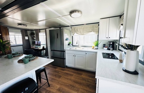 Pecos Apartamento | Private, Spacious Studio BoxHouse with Office: Queen Bed with Office