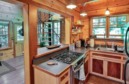 Chichester Cabina | Private Streamside Cabin