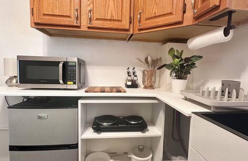 Colonia Casa | Private studio, Bedroom, living and bathroom, close to train to NY. Pet friendly