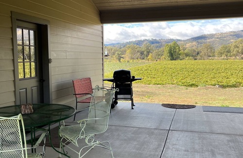 Redwood Valley Apartamento | Private Studio in Beautiful Mendocino County. Vineyard Views, near Wineries/Lake