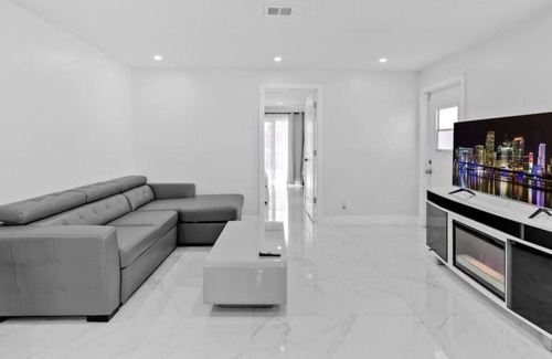 Beachway Estates Casa | Private Studio in Glamorous Pool Villa