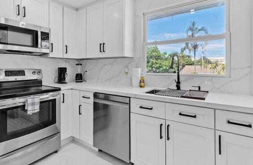 Beachway Estates Casa | Private Studio in Glamorous Pool Villa