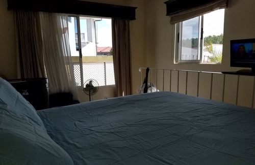 Ciudad Cariari Casa | Estudio privado tipo loft que incluye traslado al aeropuerto.