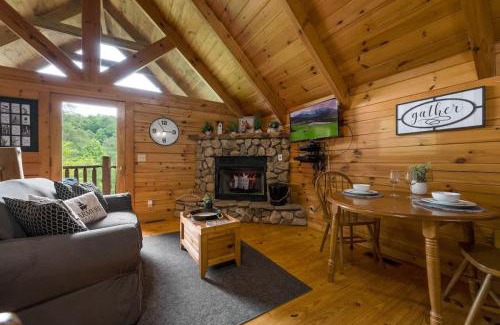 Sevierville Casa | Private Studio Log Cabin! Mountain View, Hot Tub, Fireplace, Honeymoon!