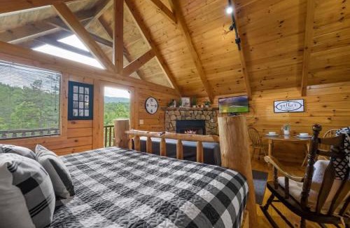 Sevierville Casa | Private Studio Log Cabin! Mountain View, Hot Tub, Fireplace, Honeymoon!