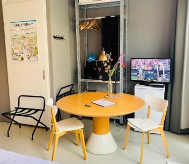Amsterdam East Cama Y Desayuno | Private studio, patio garden and free car parking