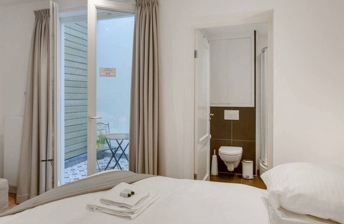 Jordaan Cama Y Desayuno | SUPER Luxurious Studio | Couple Getaway | JORDAAN AREA!