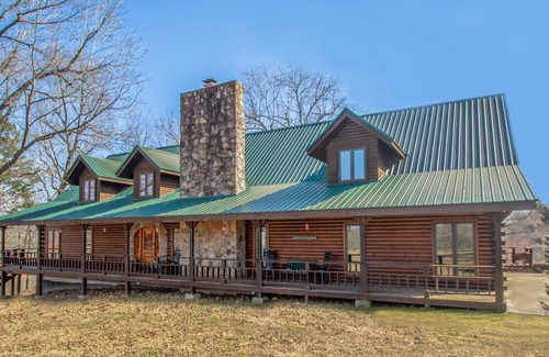 Saint Joe Cabina | Private Suite at Buffalo River Lodge - the perfect place for a romantic getaway