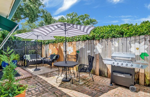 Warrington Cabaña | Private Suite & Patio. Minutes to Downtown & NAS Pensacola