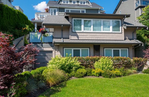 Upper Lonsdale Casa | Private suite with panoramic views of the downtown Vancouver & Ocean view