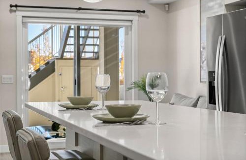 Sage Hill Apartamento | Private Suite with Queen Bed, Queen Sofa Bed, Netflix, Patio, Sleeps 4