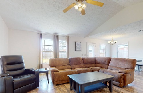 Cedar Grove Casa | Private sunny stay with an enclosed yard