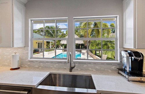 Jupiter Farms Casa | JUPITER-4BR PISCINA HOGAR + 1 HAB. CASA DE INVITADOS Solo 200 pies para el apoyo de la hermana. 1050535