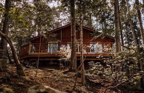 Regional District of Nanaimo Cabina | Private two-bedroom cottage with an ocean view