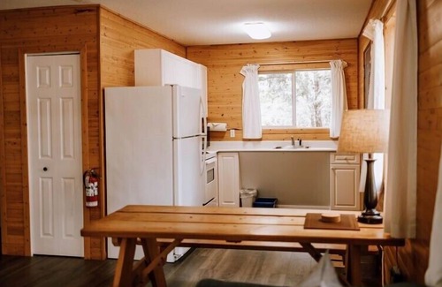 Regional District of Nanaimo Cabina | Private two-bedroom cottage with a sunny wrap-around deck