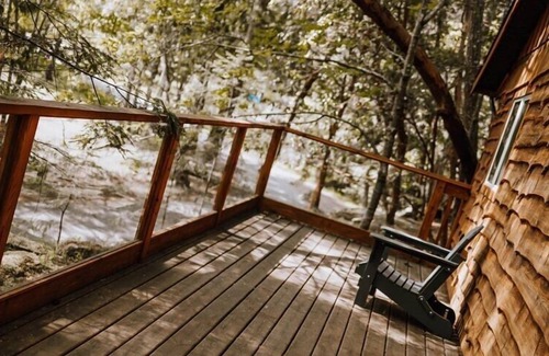 Regional District of Nanaimo Cabina | Private two-bedroom cottage with a sunny wrap-around deck