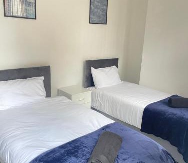Leicester Apartamento | Private two bedroom deluxe apartment Leicester with large garden and free parking