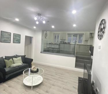 Leicester Apartamento | Private two bedroom deluxe apartment Leicester with large garden and free parking