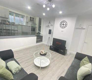 Leicester Apartamento | Private two bedroom deluxe apartment Leicester with large garden and free parking