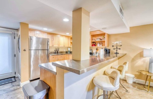 Goose Hollow Casa | Private Underground Getaway - 92 WalkScore