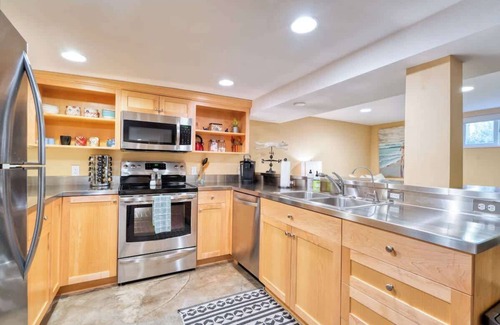 Goose Hollow Casa | Private Underground Getaway - 92 WalkScore