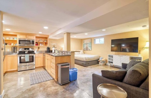 Goose Hollow Casa | Private Underground Getaway - 92 WalkScore
