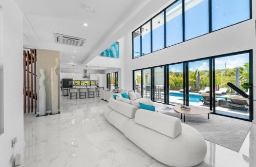 Long Bay Hills Villa | Private Villa Stay with Pool BBQ and Beach Nearby