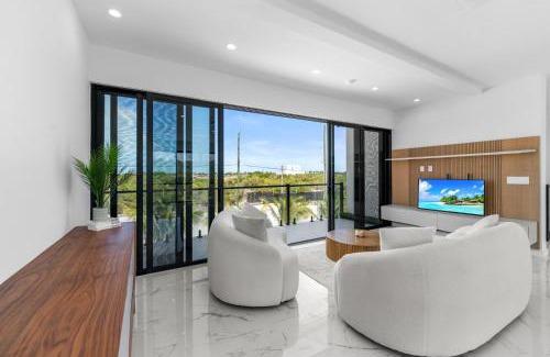 Long Bay Hills Villa | Private Villa Stay with Pool BBQ and Beach Nearby