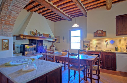 Camaiore Villa | Casa de vacaciones privada con jacuzzi, WIFI, piscina privada, A/C, TV, patio, cerca de Viareggio