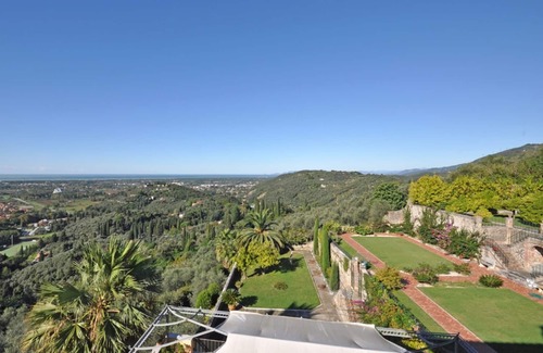 Camaiore Villa | Casa de vacaciones privada con jacuzzi, WIFI, piscina privada, A/C, TV, patio, cerca de Viareggio